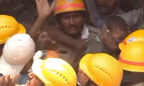 ஆழ்துளை கிணற்றில் தவறி விழுந்த குழந்தை உயிருடன் மீட்பு