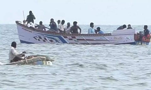 நடுக்கடலில் வீசப்பட்ட தங்க கட்டிகளை 2-வது நாளாக தேடும் பணி தீவிரம்