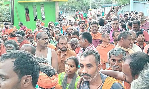 சதுரகிரி சுந்தரமகாலிங்கம் கோவிலில் இன்று பக்தர்கள் மலையேற குவிந்தனர்