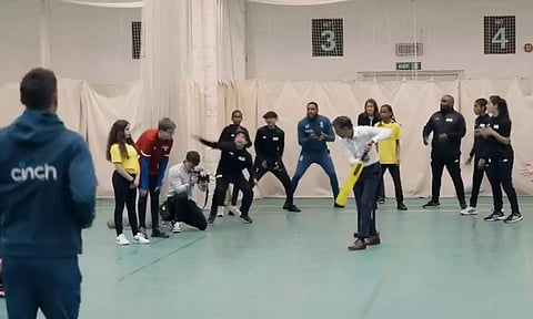 ஆண்டர்சனுடன் ஜாலியாக கிரிக்கெட் விளையாடிய ரிஷி சுனக்