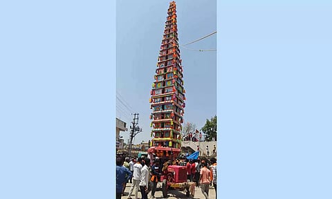 ஓசூர் அருகே கோவில் விழாவில் 127 அடி உயர தேர் சாய்ந்து விபத்து