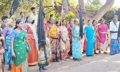 போடி அருகே தேர்தலை புறக்கணிப்பதாக கருப்பு கொடியுடன் கிராம மக்கள் போராட்டம்