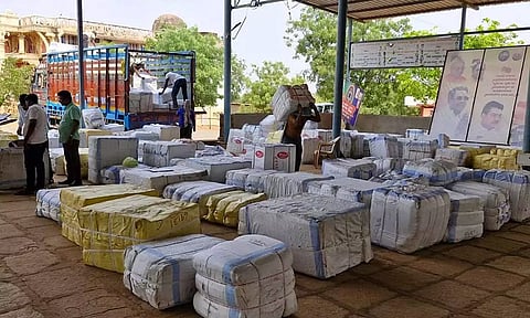 சென்னைக்கு லாரியில் கொண்டு வரப்பட்ட ரூ. 40 லட்சம் சேலைகள் பறிமுதல்