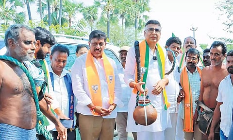 கம்மம் பா.ஜ.க. வேட்பாளர் தந்த்ரா வினோத் ராவ் கள் பானையுடன் ஆதரவு திரட்டிய காட்சி. 