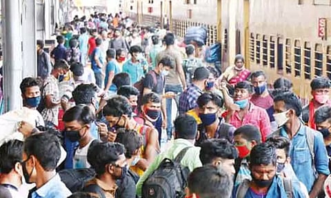 ஈரோட்டில் இருந்து சொந்த ஊர் புறப்பட்ட வடமாநில தொழிலாளர்கள் ரெயில் நிலையத்தில் குவிந்தனர்