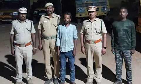 தேன்கனிக்கோட்டை அருகே வனப்பகுதியில் தீ வைத்த வாலிபர் கைது