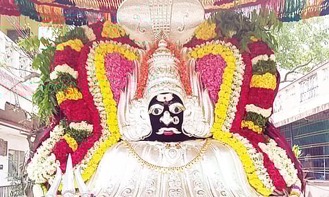 கருப்பு கங்கையம்மனுக்கு வெள்ளிக்கிரீடம், கவசம் காணிக்கை