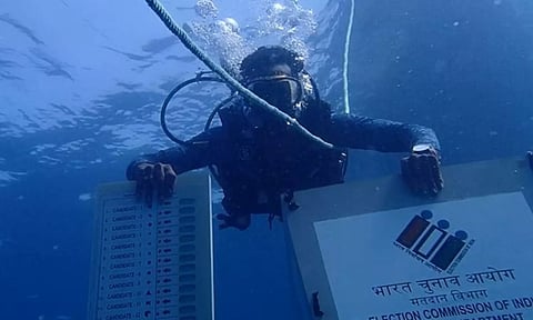 நீருக்கடியில் வாக்காளர் விழிப்புணர்வு பிரசாரம்- சென்னை ஸ்கூபா டைவர்ஸ் அசத்தல்