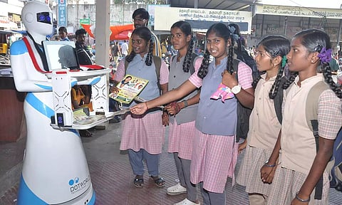 வாக்கு சேகரிக்கும் பணியில் 'ரோபோ'