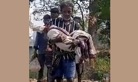 சிறுவன் உடலை தந்தை சுமந்து சென்ற காட்சி.