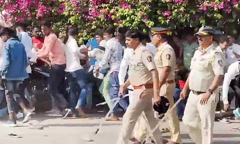 சல்மான் கானுக்கு ரம்ஜான் வாழ்த்து சொல்ல குவிந்த ரசிகர்கள் - தடியடி நடத்தி விரட்டிய போலீஸ்