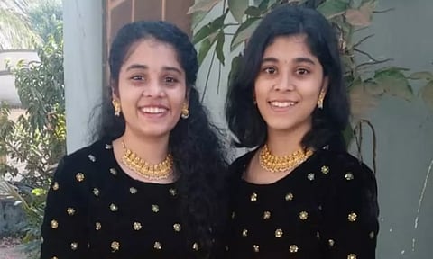 10, 12ம் வகுப்பில் ஒரே மதிப்பெண்: படிப்பிலும் டுவின்னிங் செய்த சகோதரிகள்