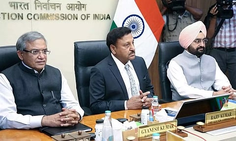 பழிவாங்கும் மத்திய அரசு: தலைமை தேர்தல் ஆணையம் மீது முன்னாள் அதிகாரிகள் புகார்