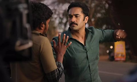 ஒரே நாள், வெவ்வேறு தளங்களில் டீசர், டிரைலரை வெளியிட்ட 'ஒரு நொடி' படக்குழு