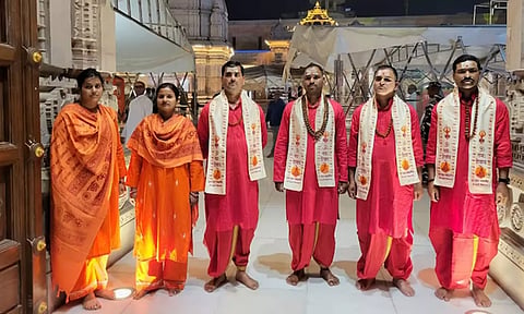 காசி விஸ்வநாதர் கோவிலில் பணிபுரியும் காவலர்களுக்கு காவி நிற சீருடை