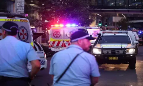 ஷாப்பிங் மாலில் மர்மநபர் தாக்குதல்: கத்திக்குத்து, துப்பாக்கிச் சூட்டில் 4 பேர் பலி