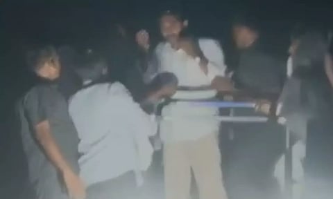 ஆந்திராவில் பரபரப்பு: முதல் மந்திரி மீது கல்வீசி தாக்குதல்