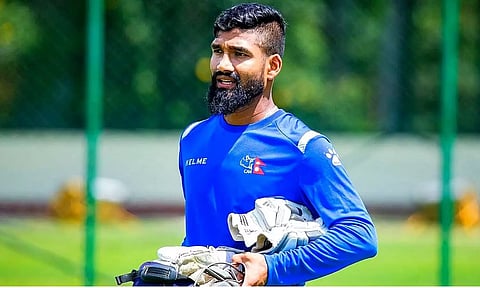 ஒரே ஓவரில் 6 சிக்சர்: யுவராஜ் சிங், பொல்லார்டு சாதனையை சமன் செய்த நேபாள வீரர்