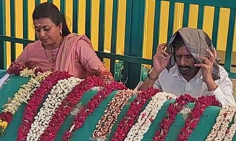 தர்ஹாவில் கணவருடன் தொழுகை நடத்திய நடிகை ரோஜா.