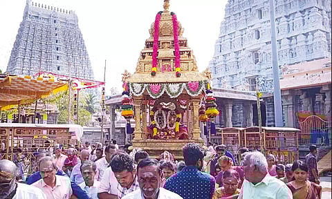 தமிழ் புத்தாண்டை முன்னிட்டு அருணாசலேஸ்வரர் கோவிலில் தங்க தேர்