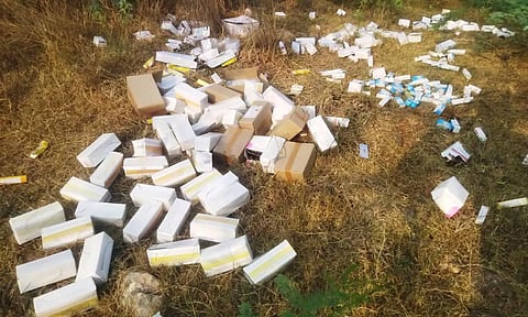 ரோட்டோரம் கொட்டப்பட்ட மருந்து குவியல்- பொதுமக்கள் அச்சம்