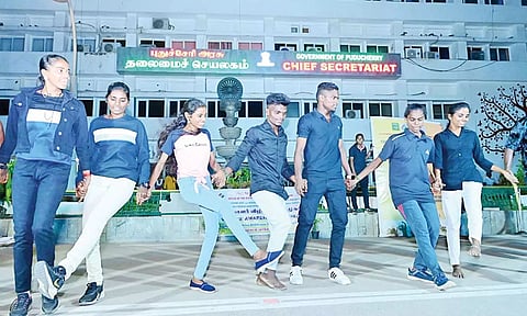 100 சதவீத வாக்களிப்பை வலியுறுத்தி மின்னல் வேக நடனமாடி விழிப்புணர்வு ஏற்படுத்திய மாணவிகள்