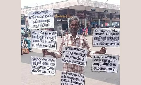 வாக்களிக்க பணம் வாங்க வேண்டாம்: நத்தம் பஸ் நிலையத்தில் சமூக ஆர்வலர் நூதன பிரசாரம்