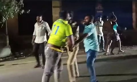 நடுரோட்டில் வாலிபரை புரட்டியெடுத்த போதை கும்பல்- சமூக வலைதளங்களில் வீடியோ வைரலானதால் பரபரப்பு