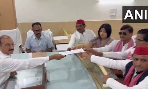 மெயின்புரி தொகுதியில் அகிலேஷ் மனைவி டிம்பிள் வேட்புமனு தாக்கல்