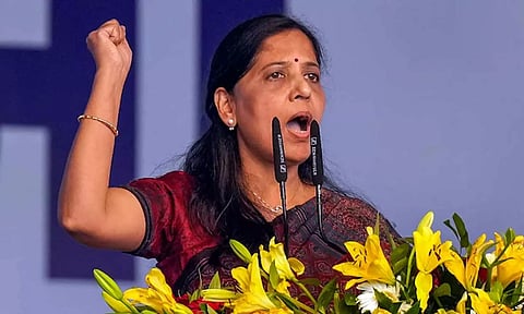 தேர்தலுக்கான நட்சத்திர பேச்சாளர்கள் பட்டியலில் அரவிந்த் கெஜ்ரிவாலின் மனைவி பெயர்
