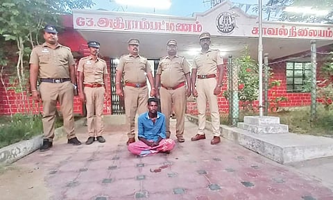 குழந்தையின் கையை பிளேடால் வெட்டி வீடியோ எடுத்து மனைவிக்கு அனுப்பிய கொடூர தந்தை