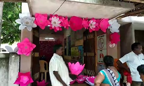 வாக்குச்சாவடியில் அமைக்கப்பட்ட தாமரை பூ வடிவிலான அலங்காரம் திமுகவின் புகாரால் அகற்றப்பட்டது