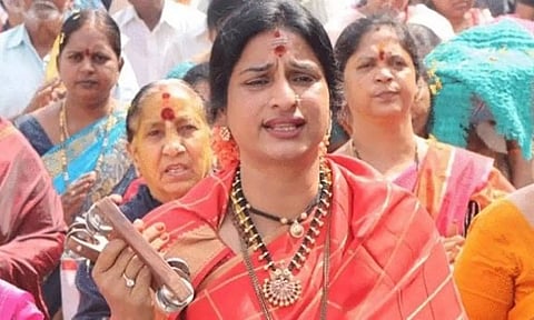 மசூதியை நோக்கி வில் -அம்பு ஏவும் செய்கையால் சர்ச்சைக்குள்ளான பா.ஜ.க வேட்பாளர்