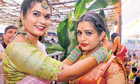 மணப்பெண் அலங்காரத்தில் தாலி கட்டிய திருநங்கைகள்