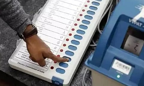 சூலூர், போத்தனூரில் வாக்குப்பதிவு எந்திரங்களில் கோளாறு-வாக்குப்பதிவு தாமதம்