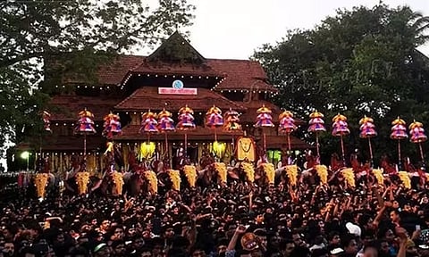 திருச்சூரில் பூரம் திருவிழா கோலாகலம்: குடை மாற்ற நிகழ்ச்சியை ஏராளமானோர் பார்வையிட்டனர்