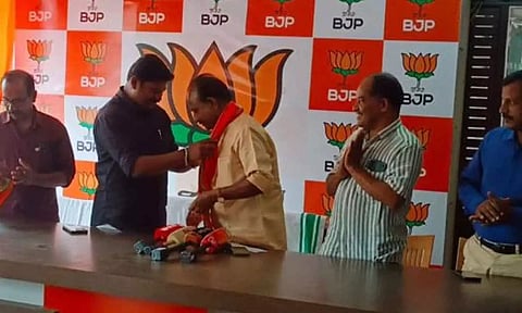 ராகுல் காந்தி போட்டியிடும் வயநாடு மாவட்ட காங்கிரஸ் செயலாளர் பா.ஜனதாவில் இணைந்தார்