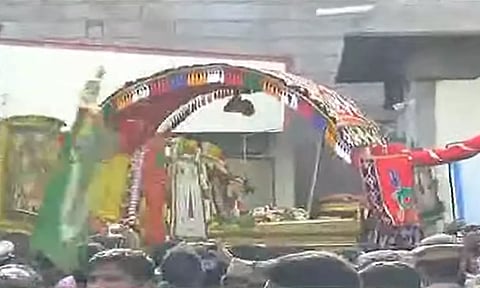 கண்டாங்கி பட்டுடுத்தி தங்கப் பல்லக்கில் மதுரை புறப்பட்டார் கள்ளழகர்