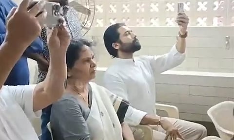 கராத்தேவில் பிளாக் பெல்ட்- மகனின் போட்டியை ரசித்து பார்த்த சூர்யா