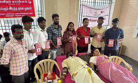 திருமணம் முடிந்தவுடன் மண்டபத்திலேயே ரத்த தானம் அளித்த மணமக்கள்