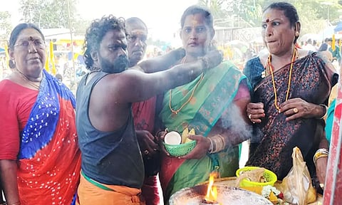 கூவாகம் கூத்தாண்டவர் கோவிலில் திருநங்கைகளுக்கு தாலி கட்டும் நிகழ்ச்சி