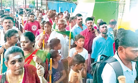 சதுரகிரி சுந்தரமகாலிங்கம் கோவிலில் ஆயிரக்கணக்கான பக்தர்கள் சாமி தரிசனம்