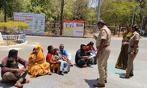 சாலை வசதி கேட்டு விவசாய குடும்பத்தினர் கலெக்டர் அலுவலகத்தில் தர்ணா போராட்டம்