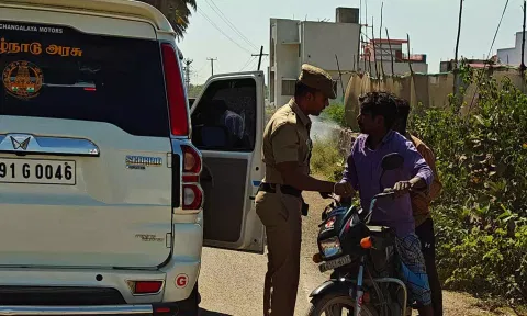 கலெக்டர் காரில் மோதுவது போல் வந்த வாலிபர்கள்: போலீஸ்காரர்-அதிகாரி கடும் எச்சரிக்கை