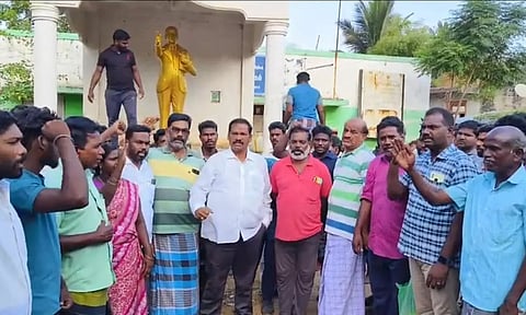 கடலூர் துணைமேயர் தாமரைசெல்வன் தலைமையில் விடுதலை சிறுத்தைகள் கட்சியினர் கண்டன கோஷம் எழுப்பிய காட்சி