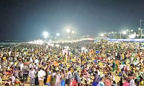 சித்ரா பவுர்ணமி: திருச்செந்தூர் கடற்கரையில் நிலாச்சோறு உண்டு வழிபட்ட பக்தர்கள்