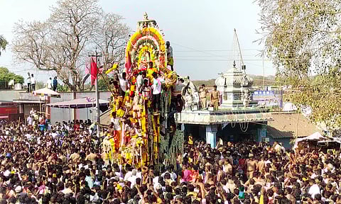 கூத்தாண்டவர் கோவில் தேரோட்டம்: திருநங்கைகள் ஒப்பாரி வைக்கும் நிகழ்ச்சி