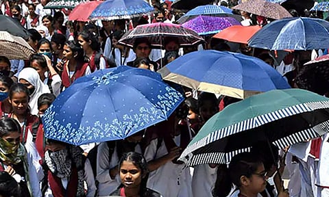 வெப்ப அலை எதிரொலி: பள்ளிகளுக்கு விடுமுறை அறிவித்த திரிபுரா அரசு