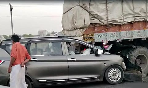 தெலுங்கானாவில் லாரி மீது கார் மோதி 6 பேர் பலி