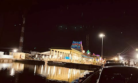 நாழிகைக்கு ஒருமுறை சந்திரன் இறைவன் மீது நீரை சொட்டும் அதிசயம்